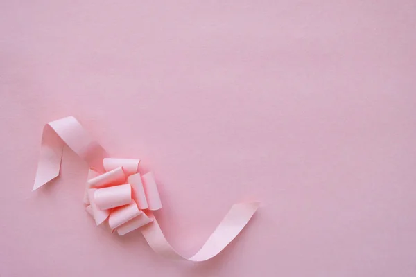 Marco con cinta rosa sobre fondo rosa . — Foto de Stock
