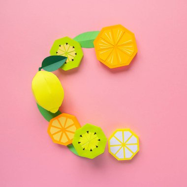 C harfi, kağıt meyvelerinden kaplı. Vitamin konsepti