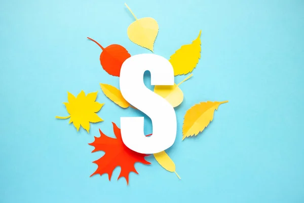 Levél-s kivágott papír őszi levelek — Stock Fotó