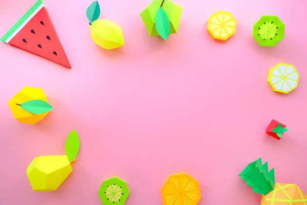 Frutas exóticas feitas de papel sobre fundo rosa — Fotografia de Stock