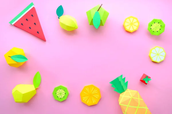 Frutas exóticas feitas de papel sobre fundo rosa — Fotografia de Stock