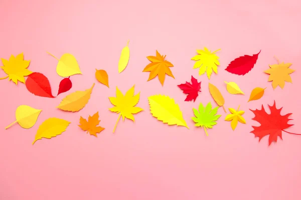 Листья бумаги падают красными, оранжевыми, желтыми листьями . — стоковое фото