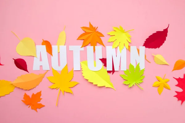 Lettre automne coupé à partir de papier avec du papier feuilles d'automne — Photo