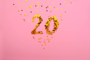 Şekil 20, yıldız şeklinde altın payetler ile kaplı