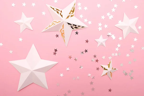 Estrellas cortadas de papel con lentejuelas en forma de estrella — Foto de Stock
