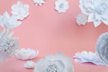 Pembe bir arka plan üzerinde beyaz kağıt çiçekler. Çiçek