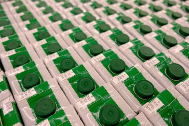 Çok sayıda siyah plastik şişede paketlenmiş