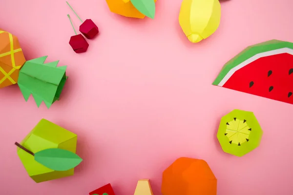 Frutti esotici di carta su sfondo rosa — Foto Stock