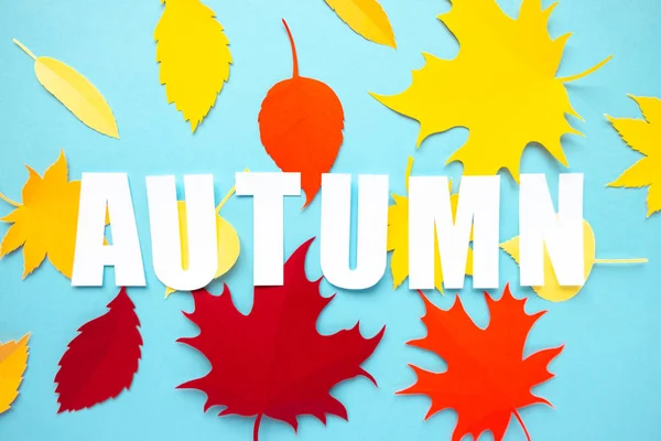 Dopis podzim vyjmou z papíru s papírem podzimní listy — Stock fotografie