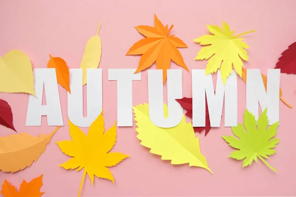 Письмо осень вырезанный из бумаги с бумагой осенние листья — стоковое фото