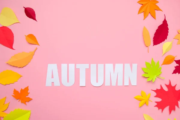 Літера осінь вирізана з паперу з папером осіннє листя — стокове фото