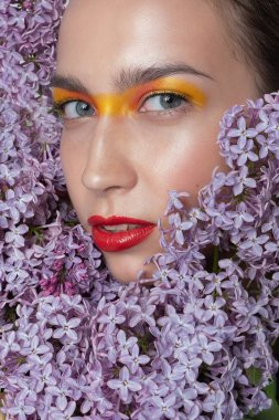 Studio'daki güzel genç kız. Moda, güzellik, makyaj, kozmetik.