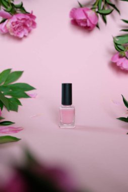 renk arka planda çiçekler ile tırnak Cilası şişesi