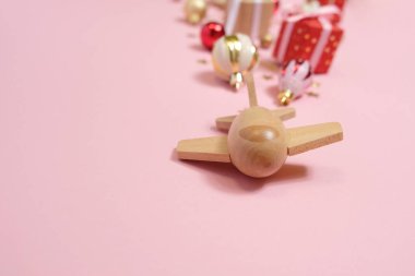 pembe bir arka plan üzerinde ahşap çocuk uçağı