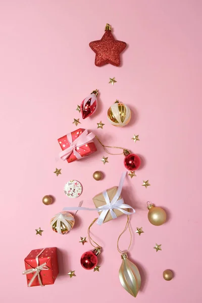 Karácsonyfa készült színes ajándékokat, és ajándékokat. — Stock Fotó