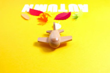 Kağıt yaprakları kırmızı, turuncu, sarı yaprak sonbahar sonbahar.