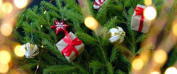 Árvore de Natal decorada em fundo preto. Cartão de Natal — Fotografia de Stock