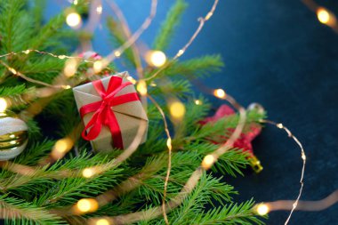 Siyah arka planda süslenmiş Noel ağacı. Noel kartı.