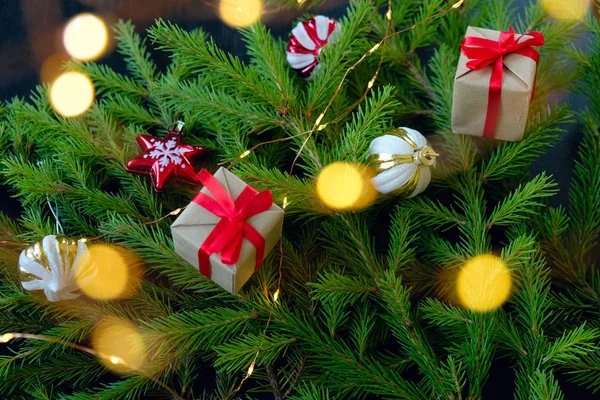 Zdobené vánoční stromeček na černém pozadí. Vánoční přání — Stock fotografie