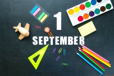 Tahta üzerine okul malzemeleri. Okul konseptine dönelim.