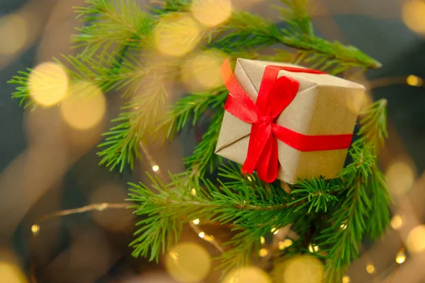 Gedecoreerde kerstboom op zwarte achtergrond. Kerstkaart — Stockfoto