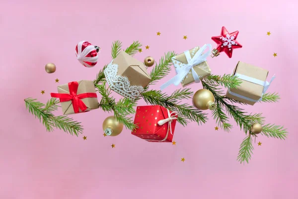 Pembe arka plan üzerinde süslemeleri ve hediye kutuları ile Noel arka plan