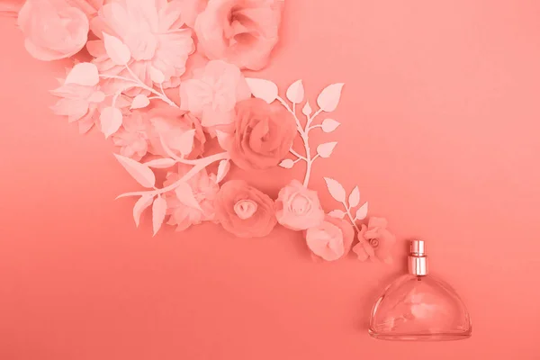 Aranżacja kwiatów. Kwiaty, zapach, perfumy na różowym — Zdjęcie stockowe