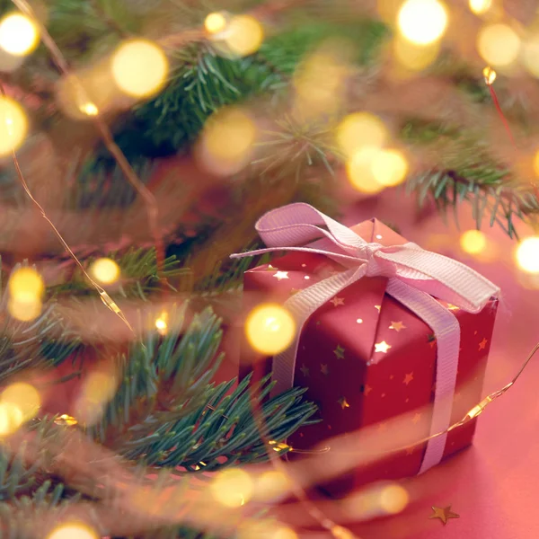 Frohe Weihnachten und ein gutes neues Jahr auf rotem Hintergrund — Stockfoto