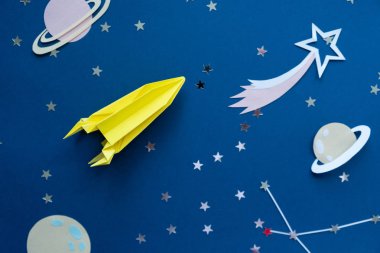 Kağıt ev yapımı origami roket. Orijinal uzay konsepti