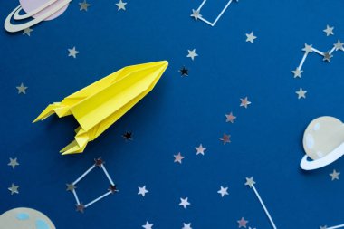 Kağıt ev yapımı origami roket. Orijinal uzay konsepti