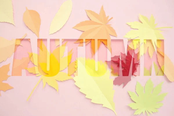 Lettre automne coupé à partir de papier avec du papier feuilles d'automne — Photo