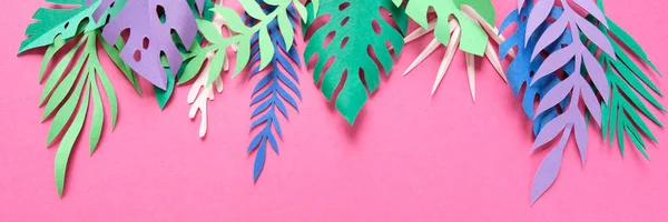 Hojas tropicales cortadas de papel sobre fondo rosa . — Foto de Stock