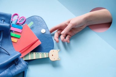 Masada farklı renkli kırtasiye ile Sırt Çantası.