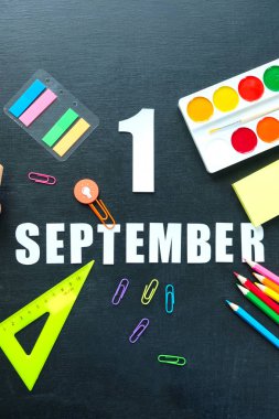 Tahta üzerine okul malzemeleri. Okul konseptine dönelim.