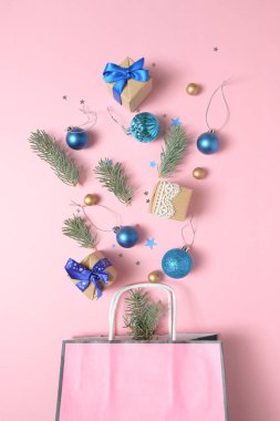 Pembe arka plan üzerinde farklı noel dekorasyonu ile Paket. Yeni yıl konsepti.