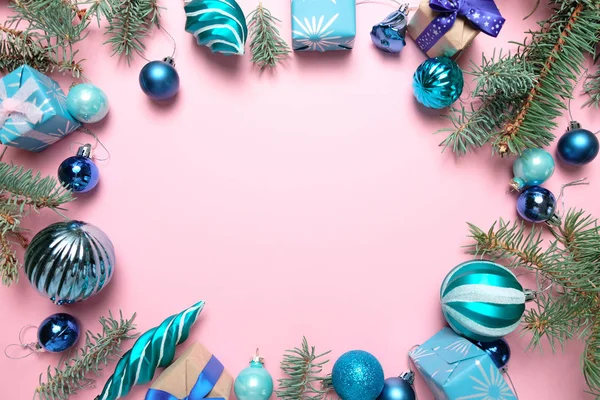 Pembe arka plan üzerinde süslemeleri ve hediye kutuları ile Noel arka plan