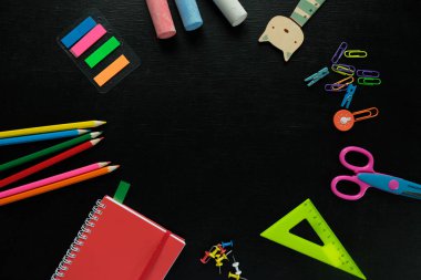 Okula geri dön. Kara tahta arka plan üzerinde çeşitli kırtasiye.