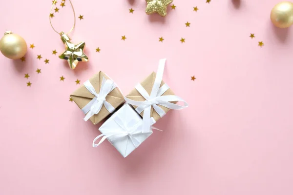 Fondo de Navidad con decoraciones y cajas de regalo sobre fondo rosa — Foto de Stock