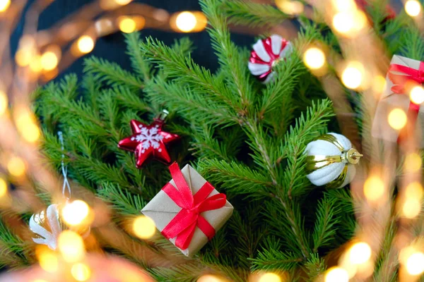 Árvore de Natal decorada em fundo preto. Cartão de Natal — Fotografia de Stock