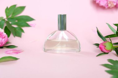 Güzel şakayık ile pembe arka plan üzerinde Parfüm şişesi. Lezzet kavramı.