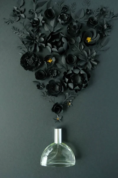 Disposizione floreale. Fiori, profumo, profumo su nero — Foto Stock