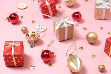 Pembe arka plan üzerinde süslemeleri ve hediye kutuları ile Noel arka plan