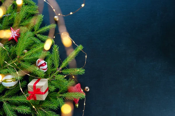 Gedecoreerde kerstboom op zwarte achtergrond. Kerstkaart — Stockfoto