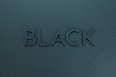 Siyah arka plan üzerinde siyah kağıt çiçekler. Kağıttan kesilmiş.