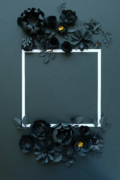 Czarny papier kwiaty na czarnym tle. Wytnij z papieru. — Zdjęcie stockowe