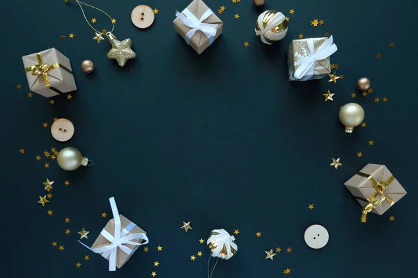 Fondo de decoración de Navidad o Año Nuevo: bolas de vidrio de colores sobre fondo negro con espacio de copia — Foto de Stock