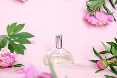 Güzel şakayık ile pembe arka plan üzerinde Parfüm şişesi. Lezzet kavramı.