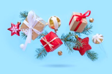 Mavi arka plan üzerinde süslemeleri ve hediye kutuları ile Noel arka plan