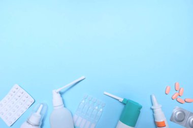 Mavi arkaplanda bir sürü hap ve tablet bulunan çerçeve