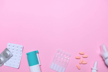 Pembe arka planda bir sürü hap ve tablet bulunan çerçeve